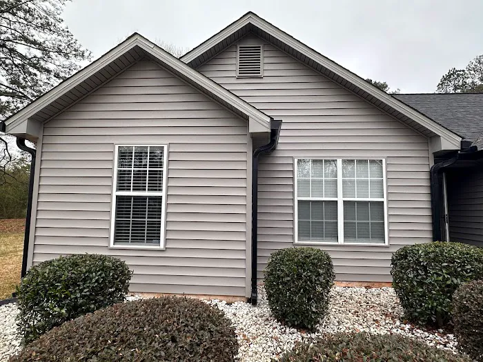 Hang and Maintain Vinyl Siding & Windows Picture 6