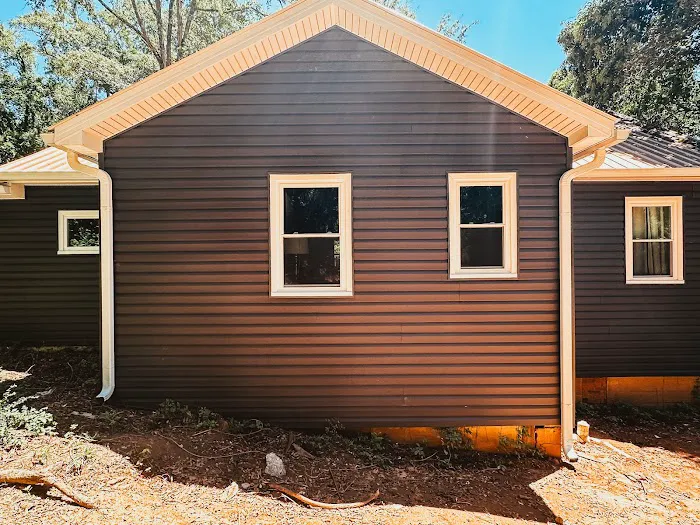 Hang and Maintain Vinyl Siding & Windows Picture 7
