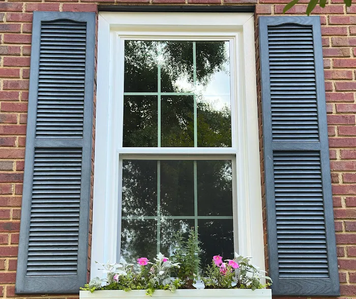 Hang and Maintain Vinyl Siding & Windows Picture 9