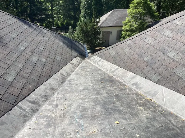 Redwell Roofing & Construction LLC Picture 10