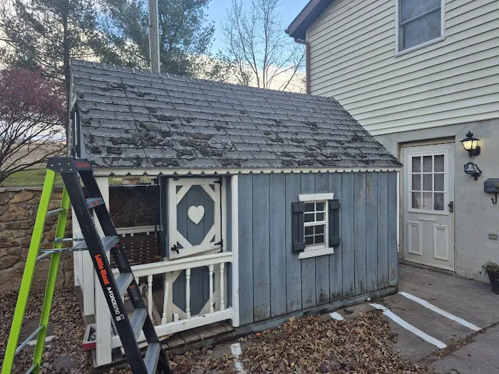 Hurst Vinyl And Decking LLC Picture 2