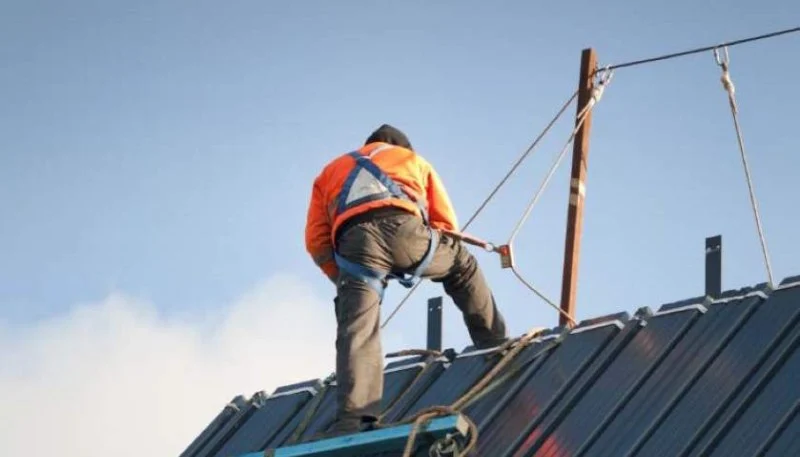 Roof Safety Tips: Working with Heights, Ladders & Fall Protection