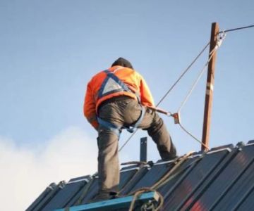Roof Safety Tips: Working with Heights, Ladders & Fall Protection